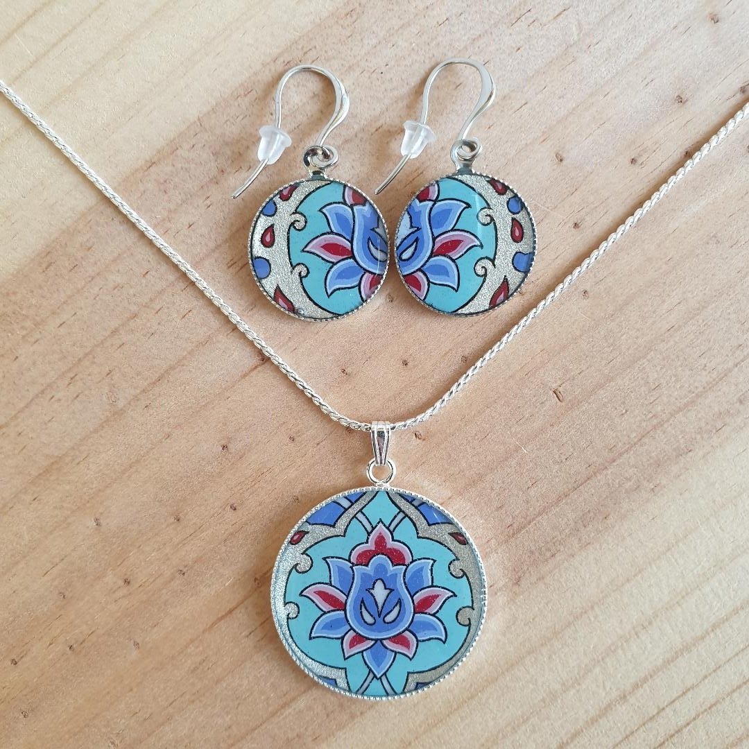 Illuminated flower and arabesque earrings green/silver/blue/pink