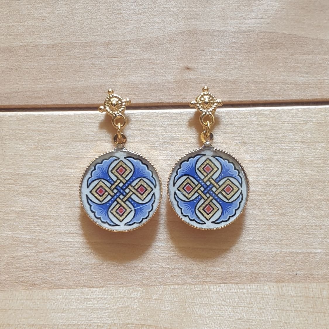 Red or blue palmettes and gold interlacing earrings