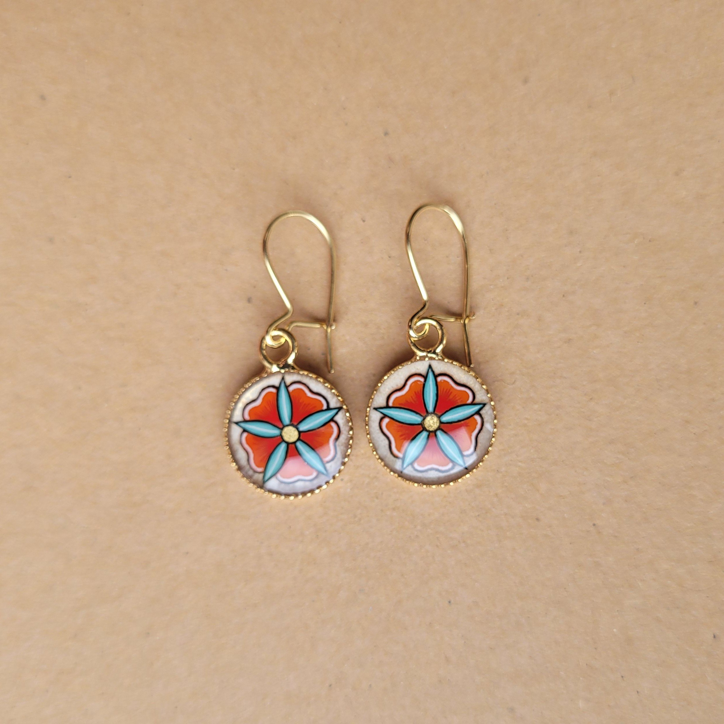 Boucles d'oreille enlumin&eacute;es petites fleurs printani&egrave;res