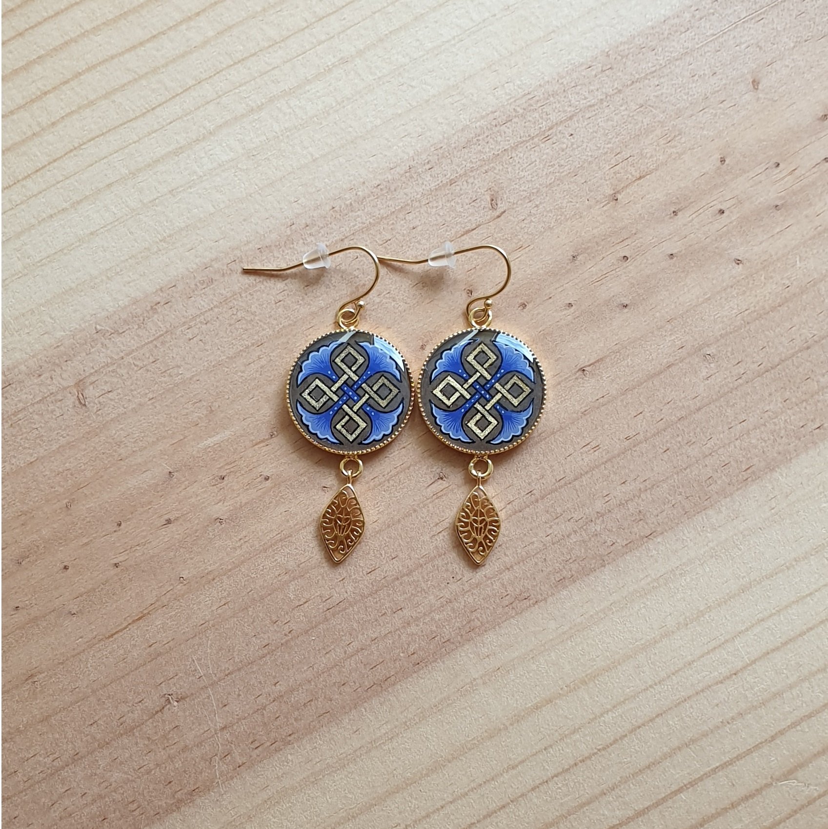 Boucles d'oreille pendantes entrelacs or et palmettes bleues ou rouges