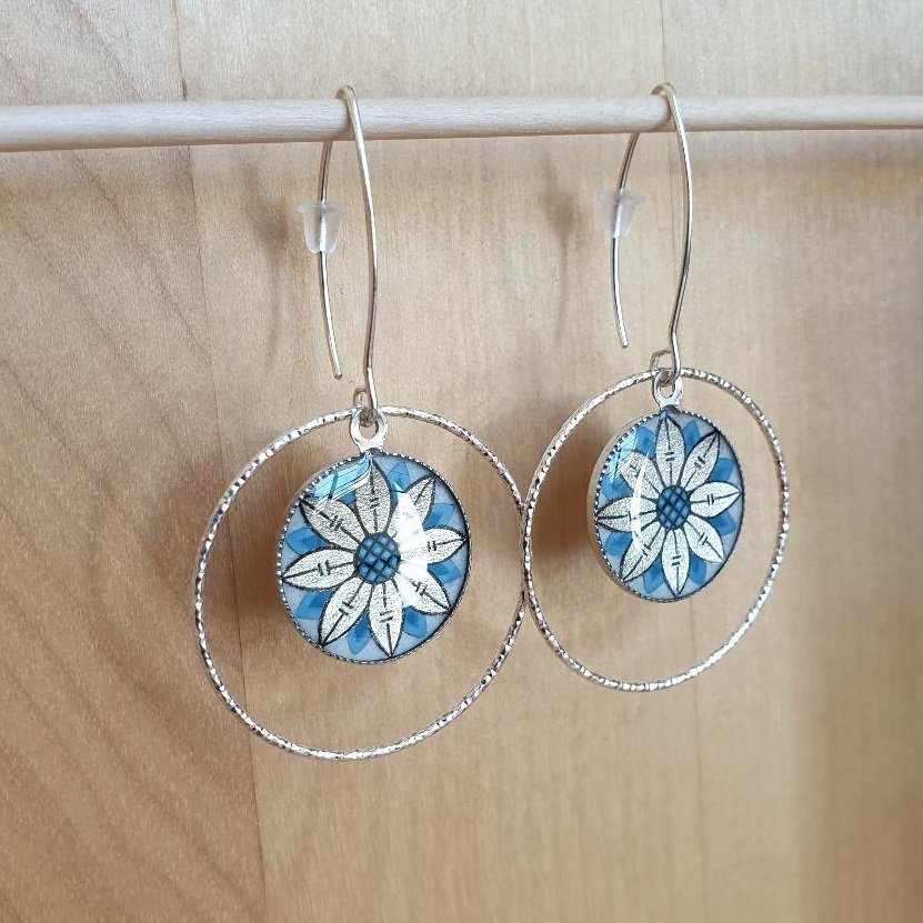 Boucles d'oreille pendantes enluminure fleur argentée bleu paon avec anneau diamanté