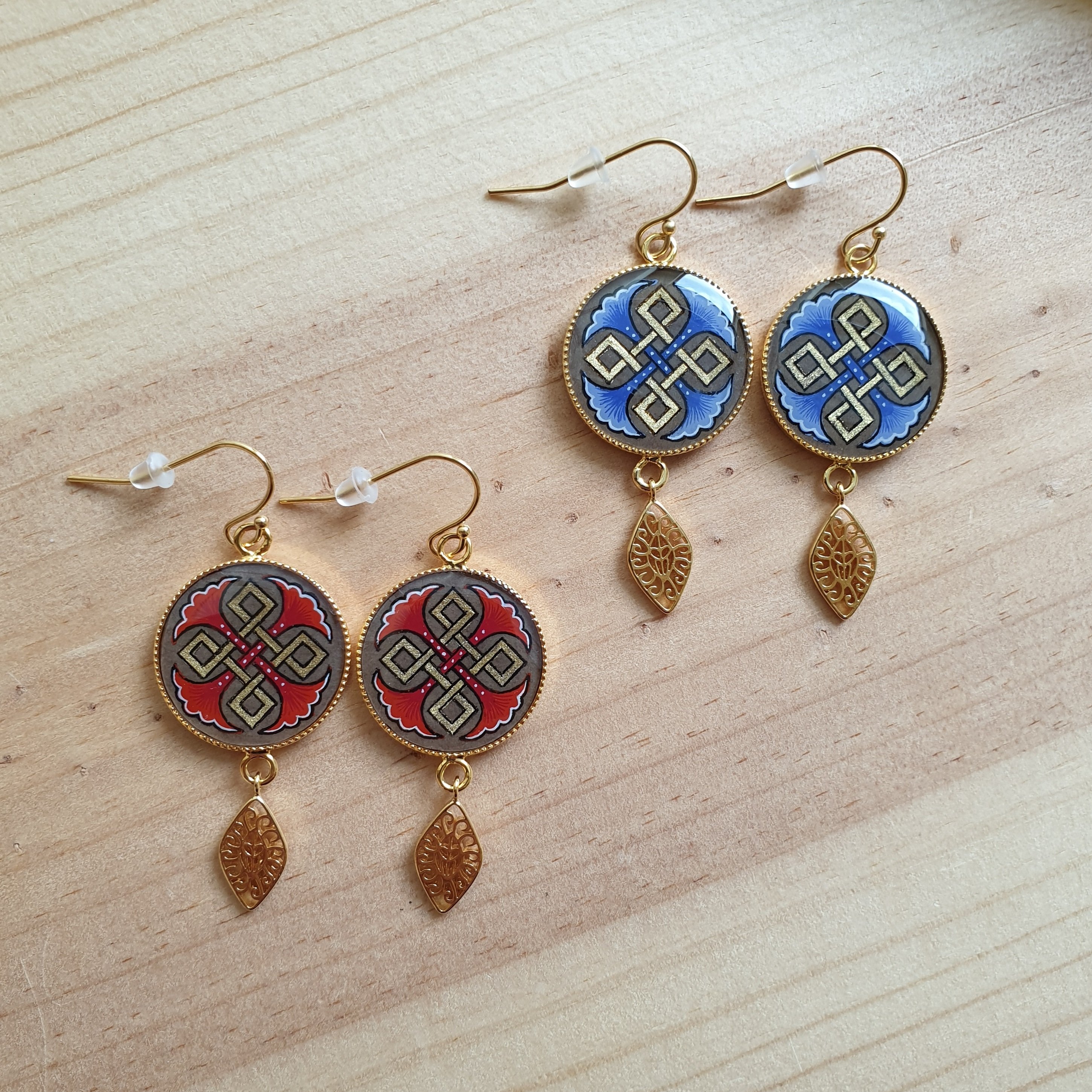 Boucles d'oreille pendantes entrelacs or et palmettes bleues ou rouges