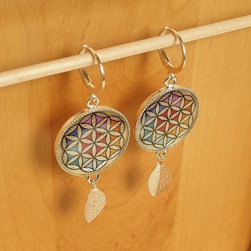 Boucles d'oreille pendantes enluminure fleur de vie et feuille argent