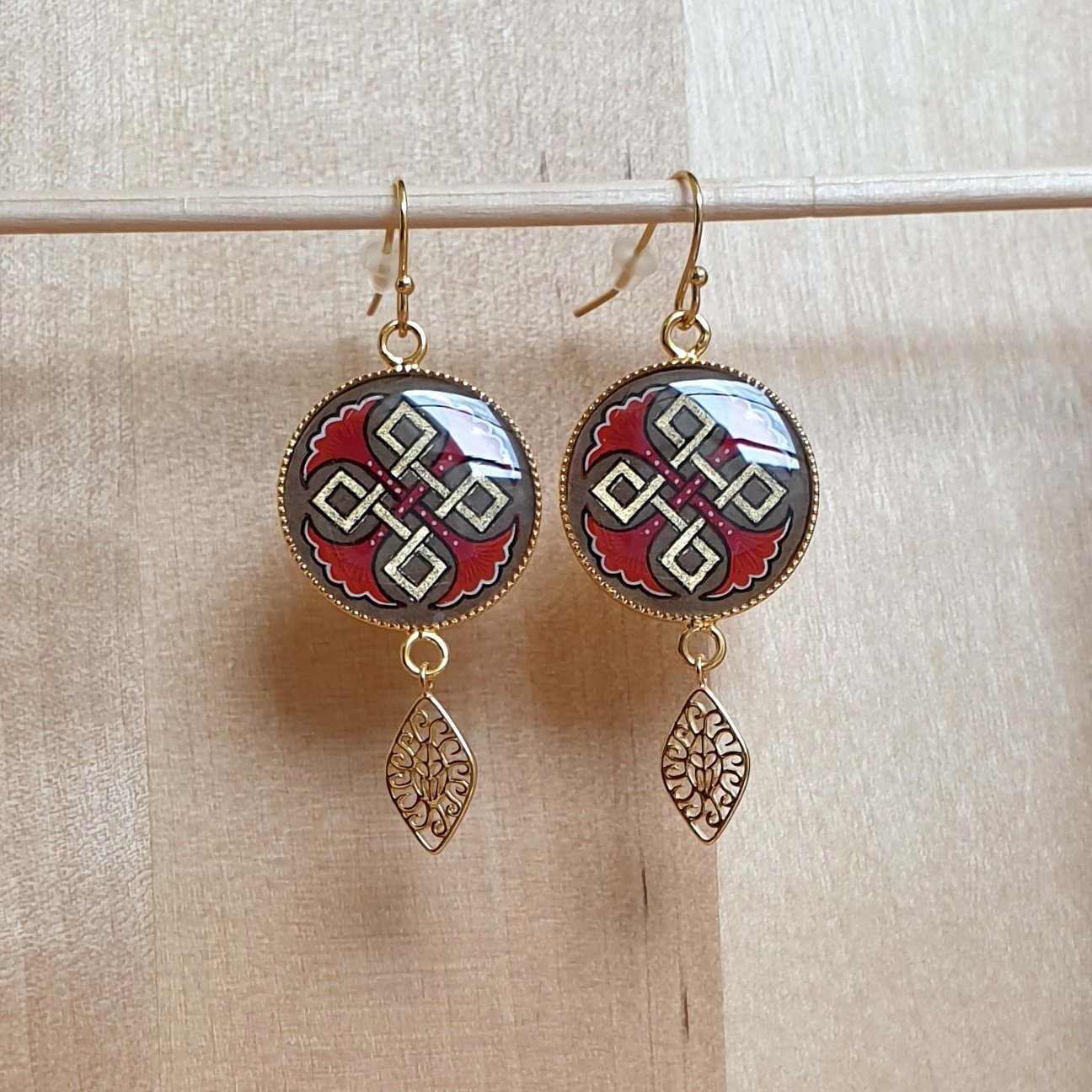 Boucles d'oreille pendantes entrelacs or et palmettes bleues ou rouges