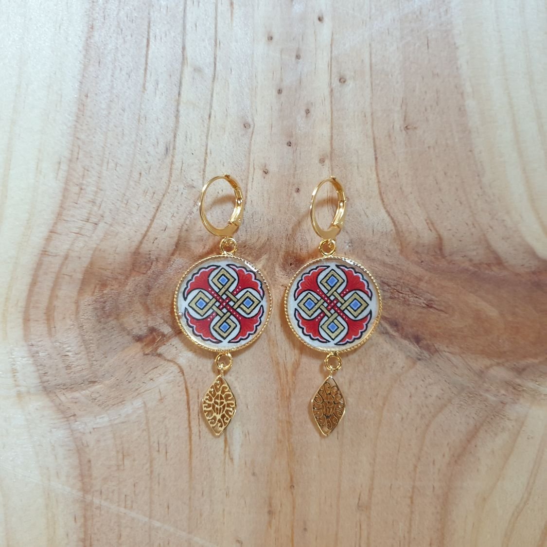 Red or blue palmettes and gold interlacing dangling earrings