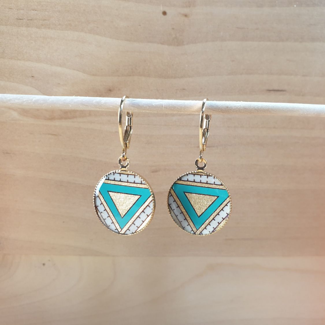 Gold/green dangling earrings