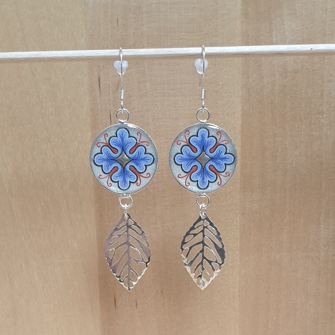 Boucles d'oreille pendantes enluminure motif végétal et feuille