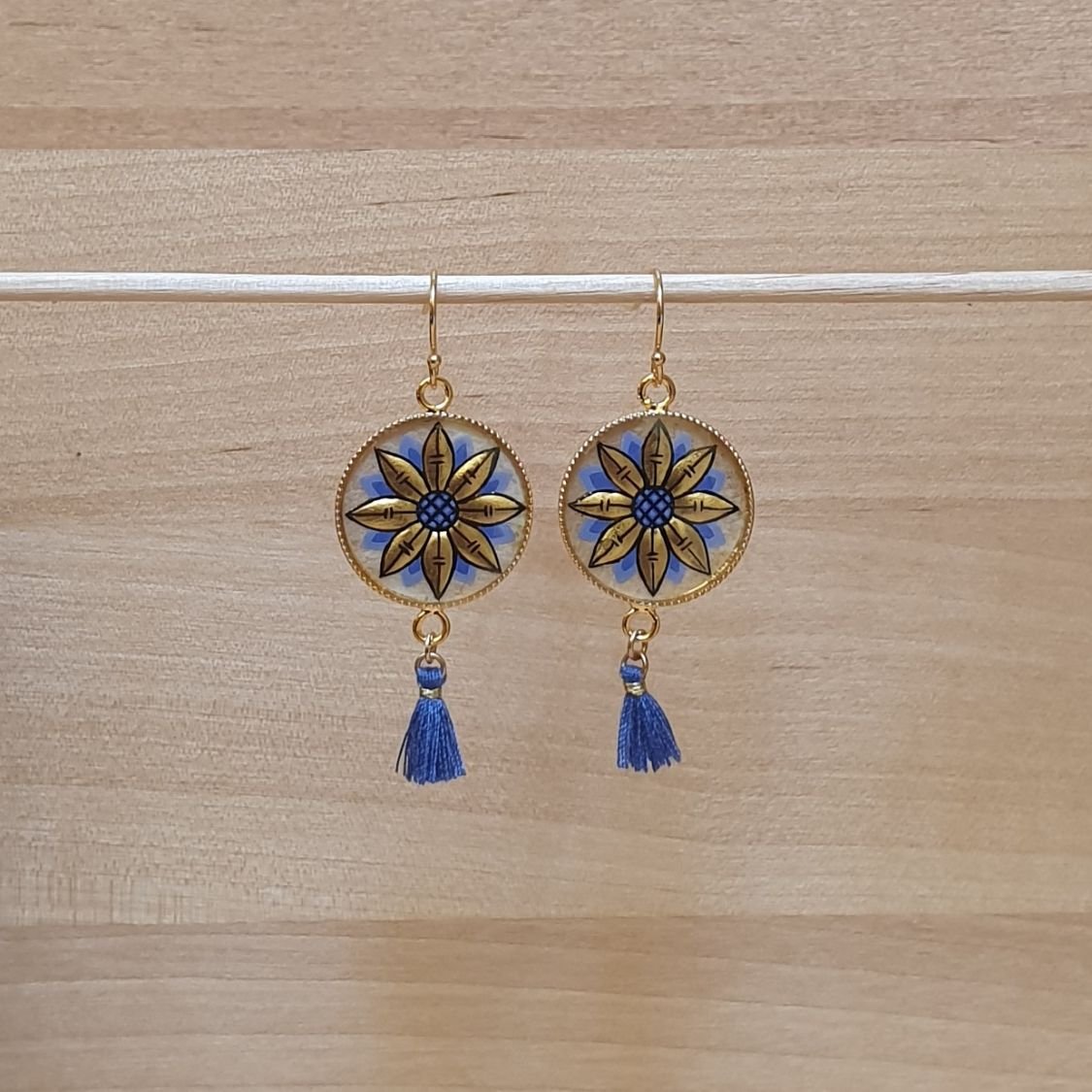 Gold/blue flower pendant earrings