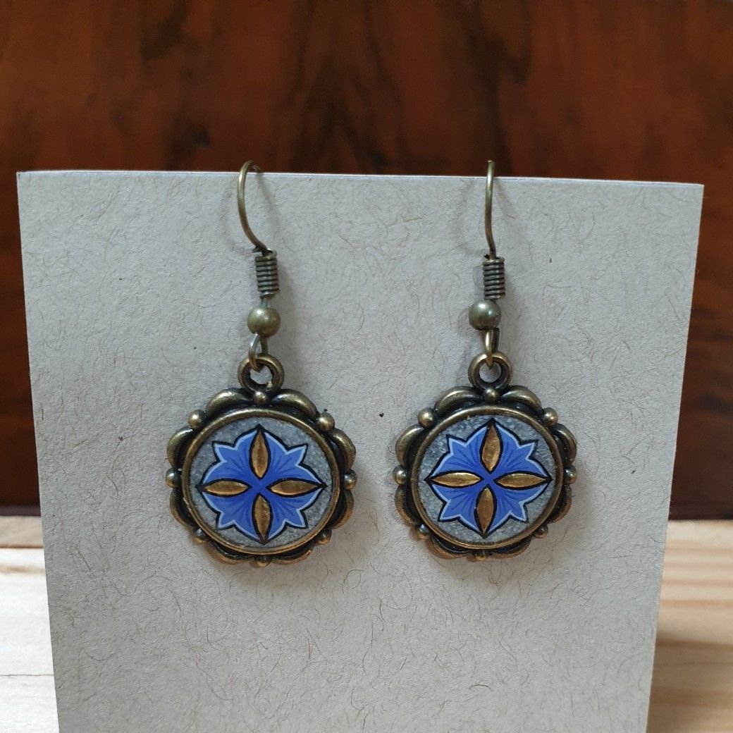 Gold/blue illuminated dangling earrings