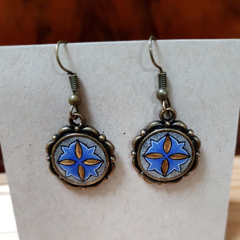 Gold/blue illuminated dangling earrings