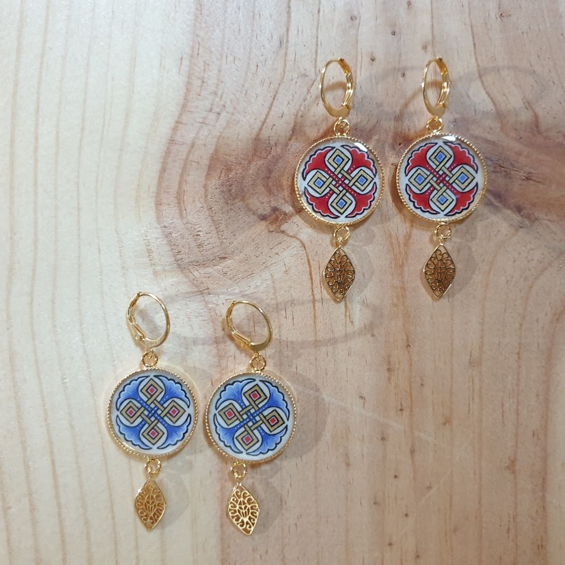 Red or blue palmettes and gold interlacing dangling earrings