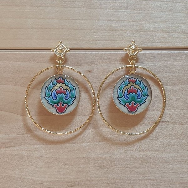 Boucles d'oreille pendantes enlumin&eacute;es fleur orientale