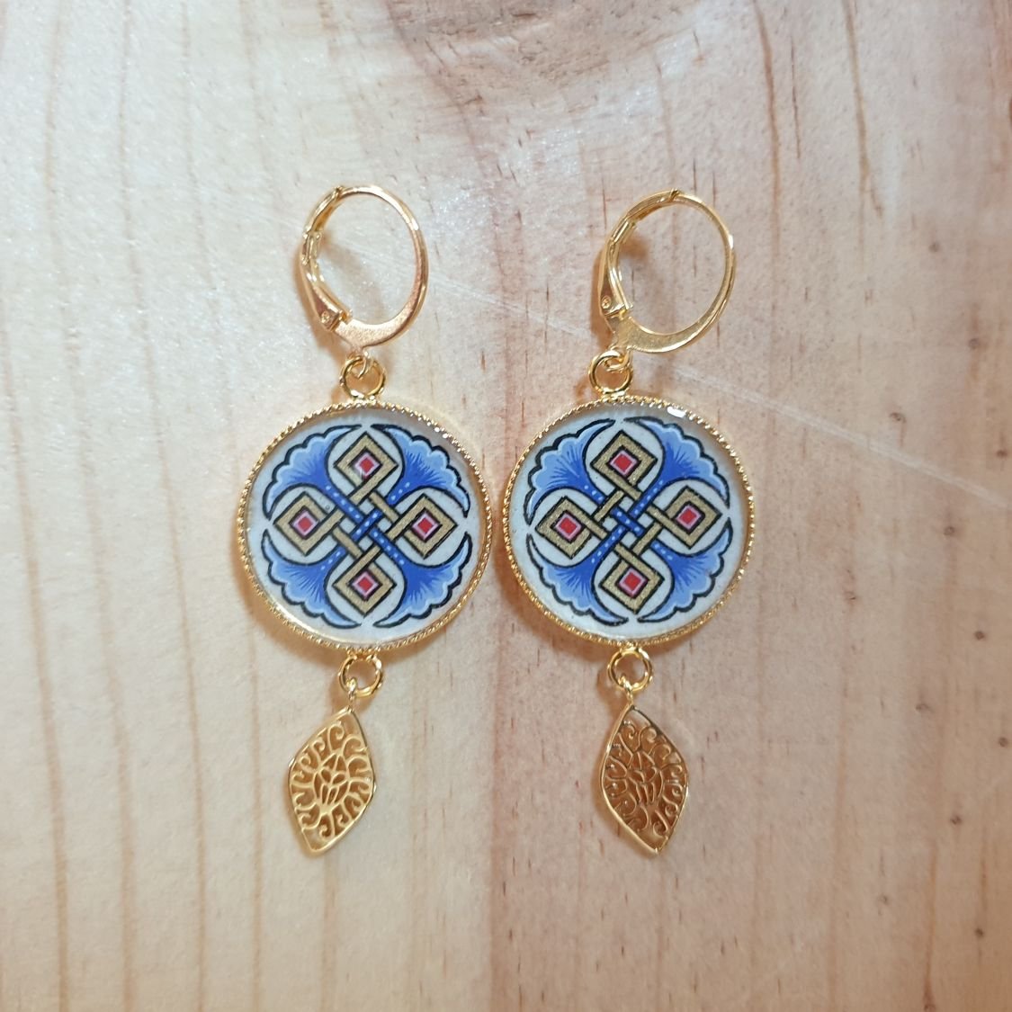 Red or blue palmettes and gold interlacing dangling earrings