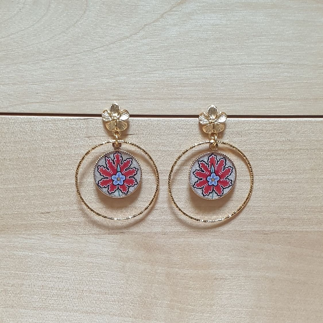 Boucles d'oreille pendantes fleur orientale rouge