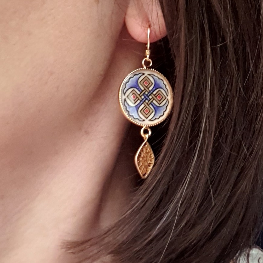 Red or blue palmettes and gold interlacing dangling earrings