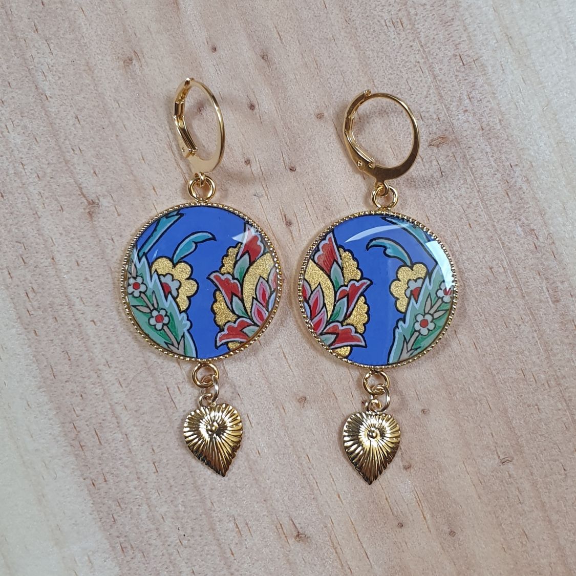 Oriental flower earrings with blue background