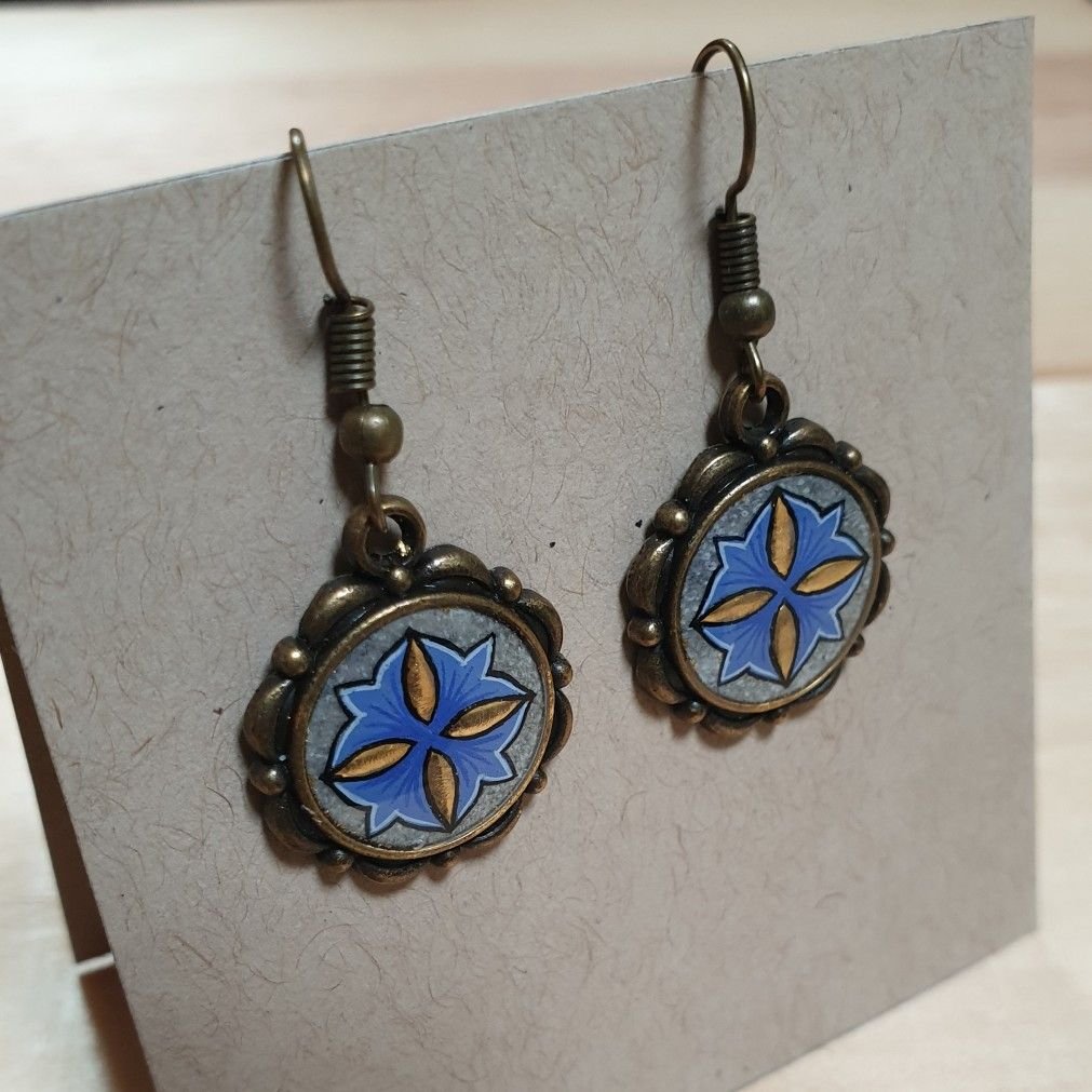 Gold/blue illuminated dangling earrings