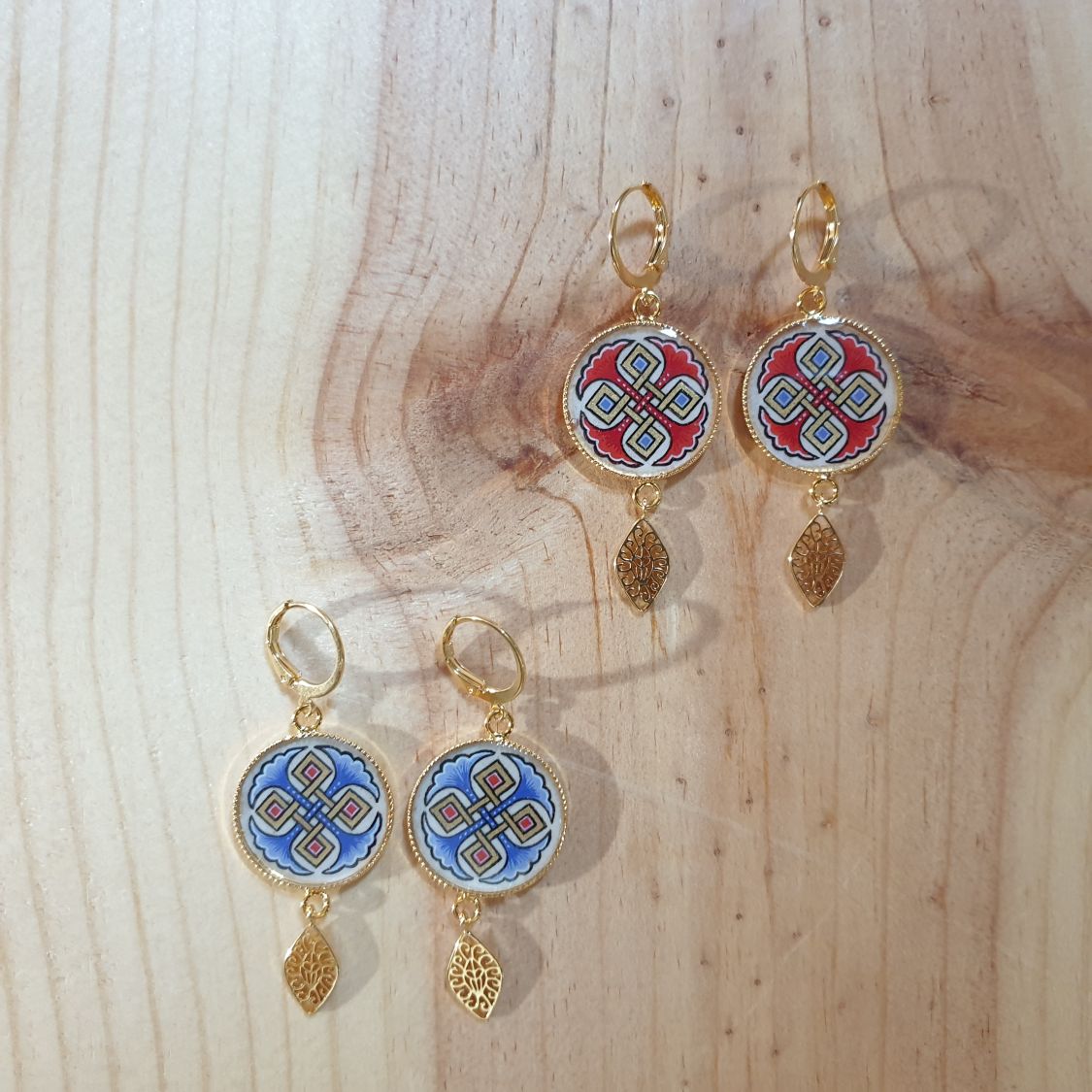 Red or blue palmettes and gold interlacing dangling earrings