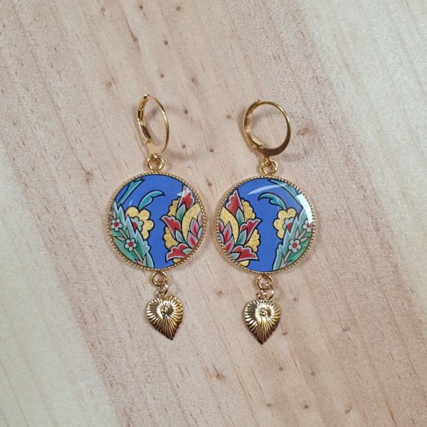 Oriental flower earrings with blue background