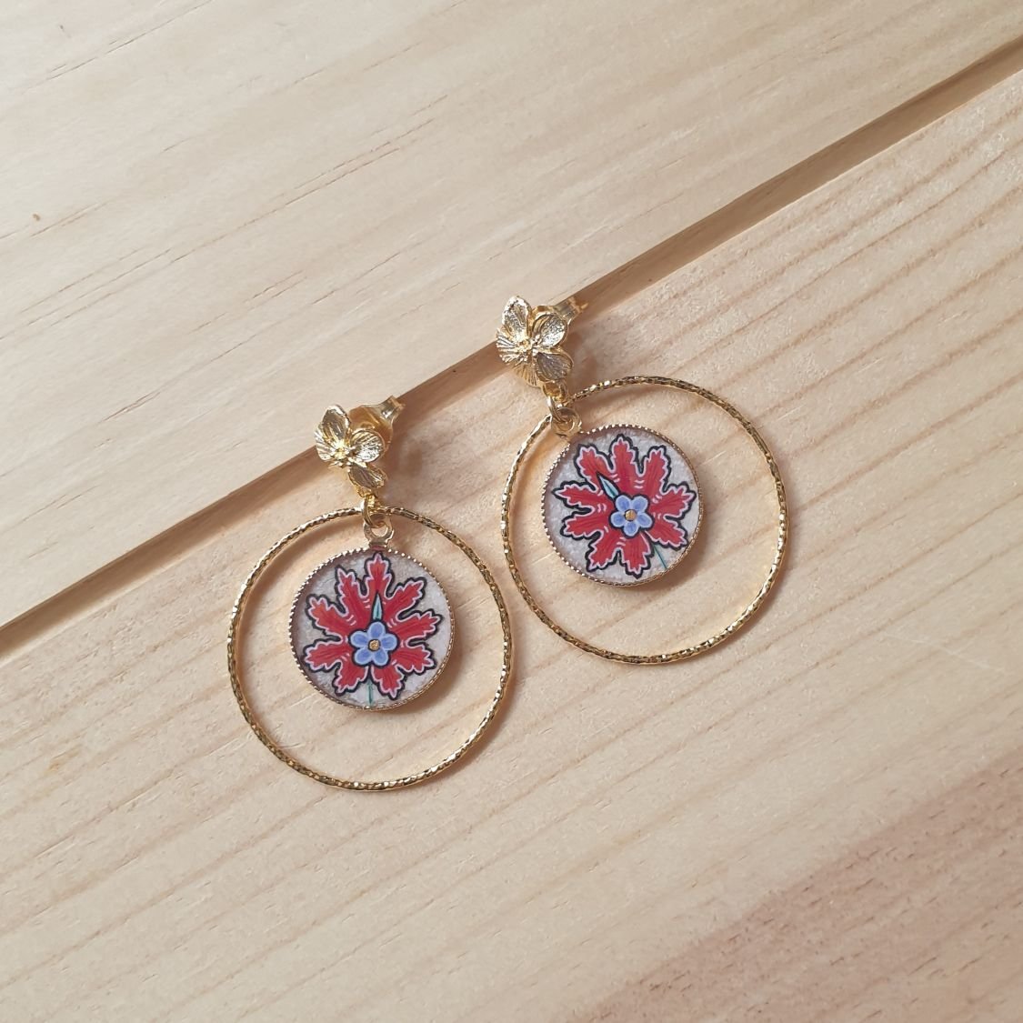 Boucles d'oreille pendantes fleur orientale rouge