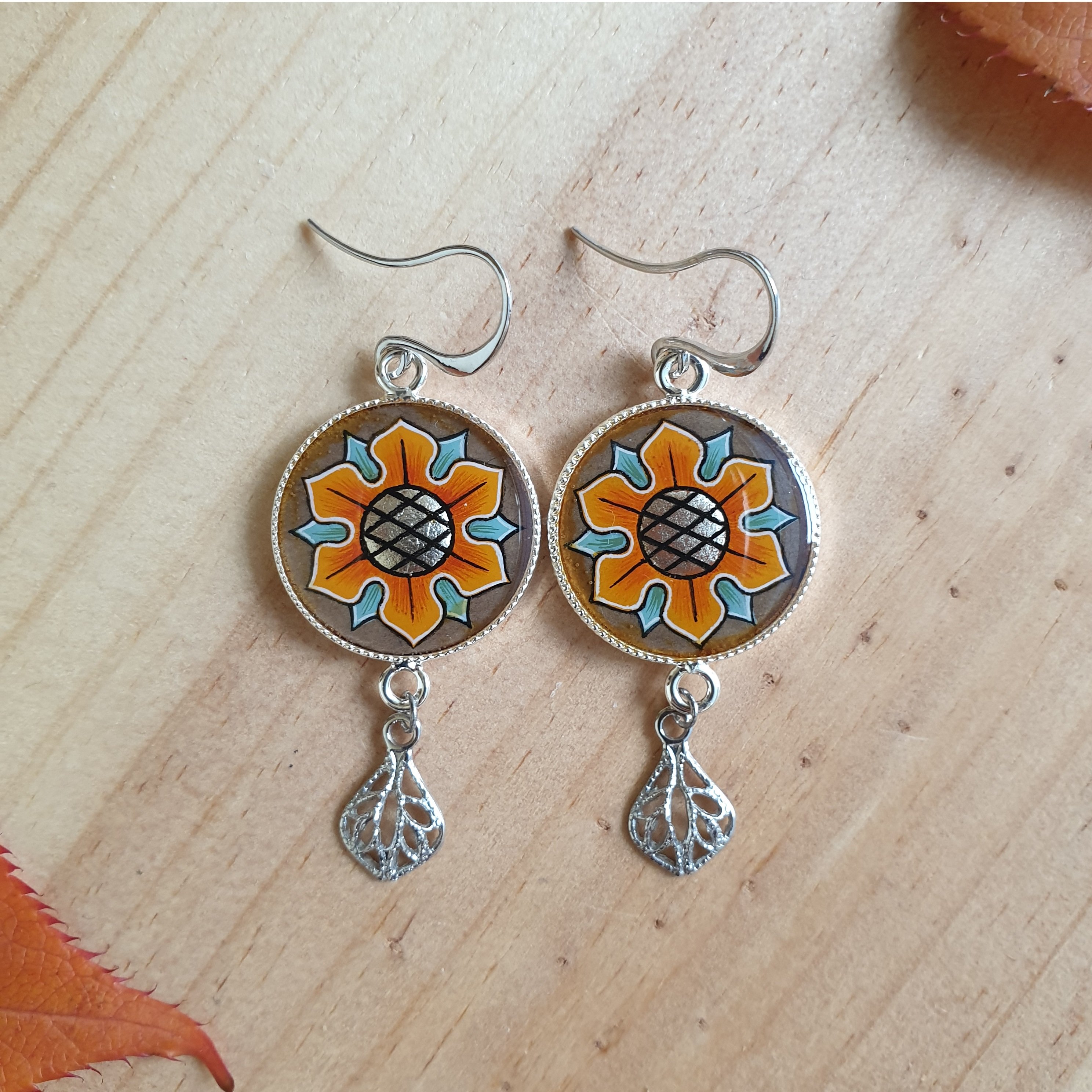 Boucles d'oreille pendantes enlumin&eacute;es aux couleurs de l'automne