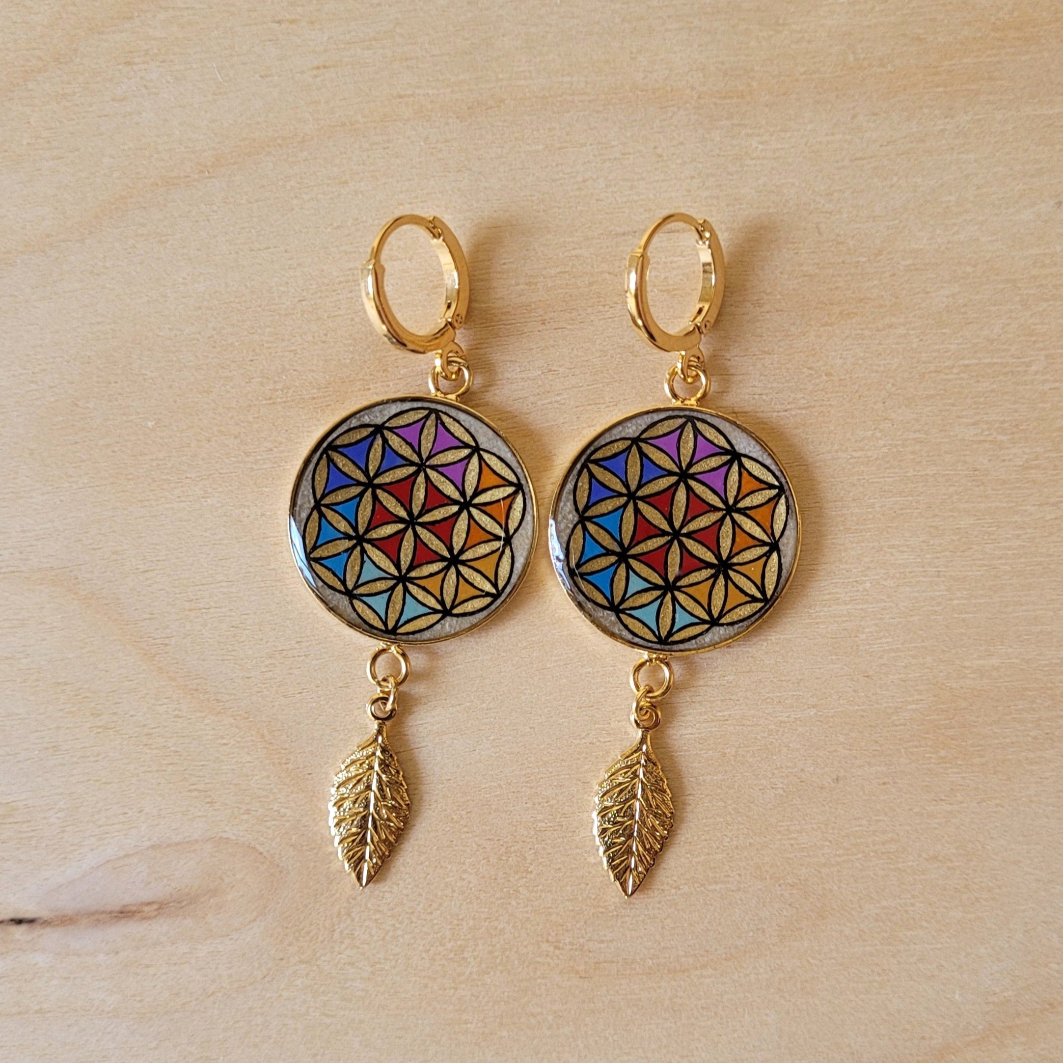 Boucles d'oreille pendantes fleur de vie et feuille or