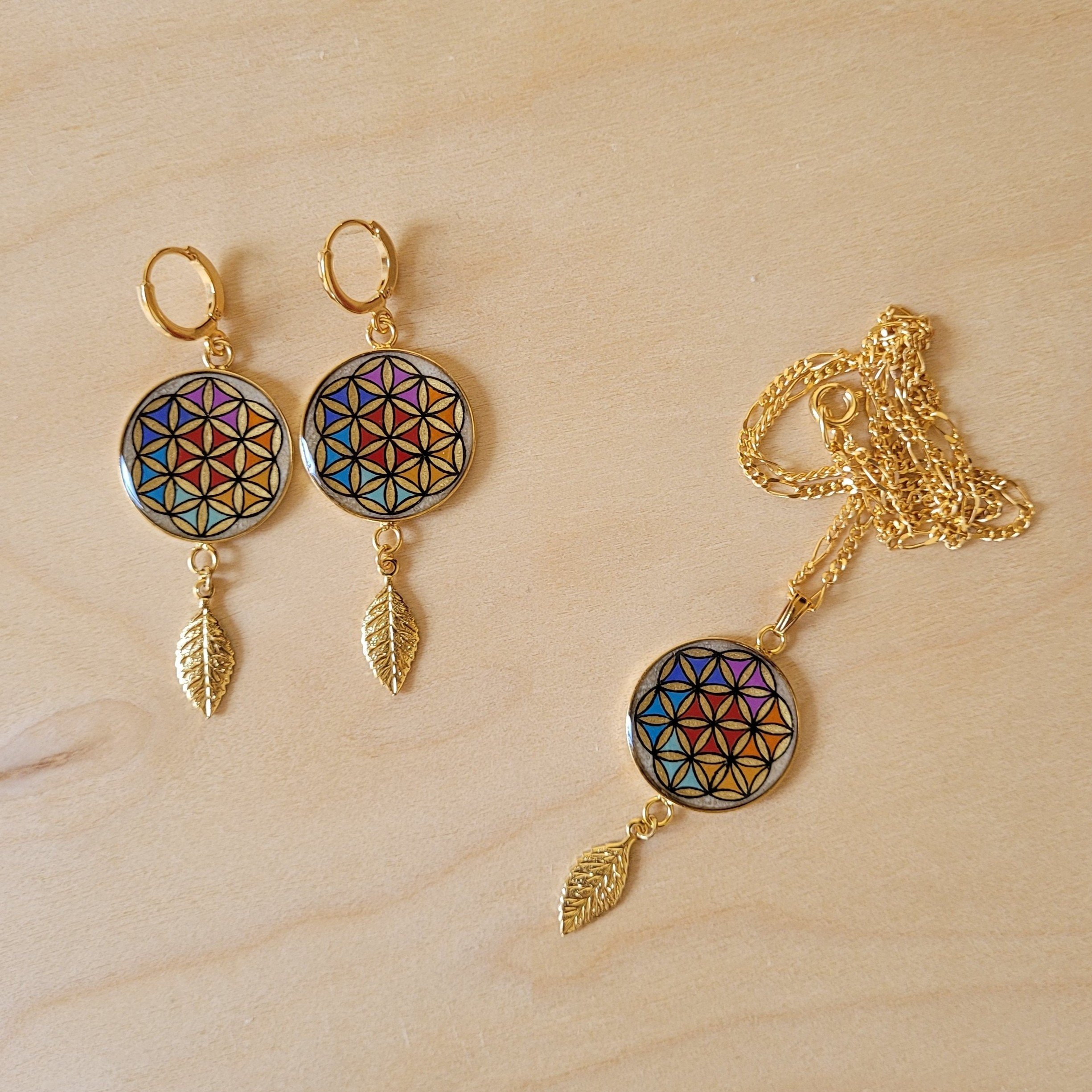 Boucles d'oreille pendantes fleur de vie et feuille or