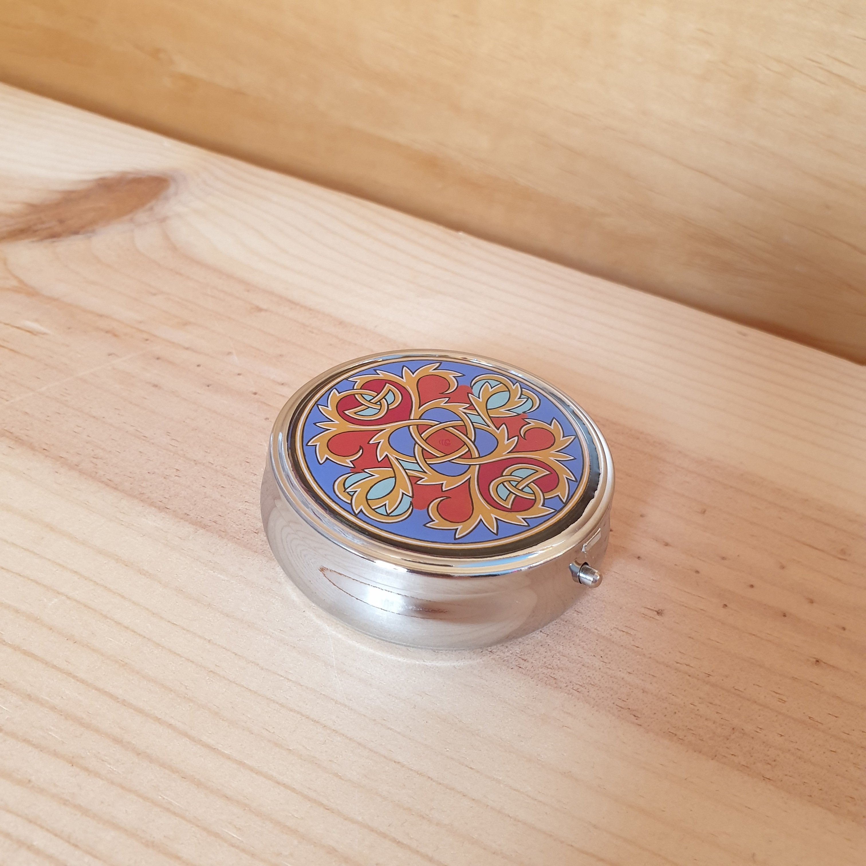 Bo&icirc;te pilulier enluminure palmettes entrelac&eacute;es