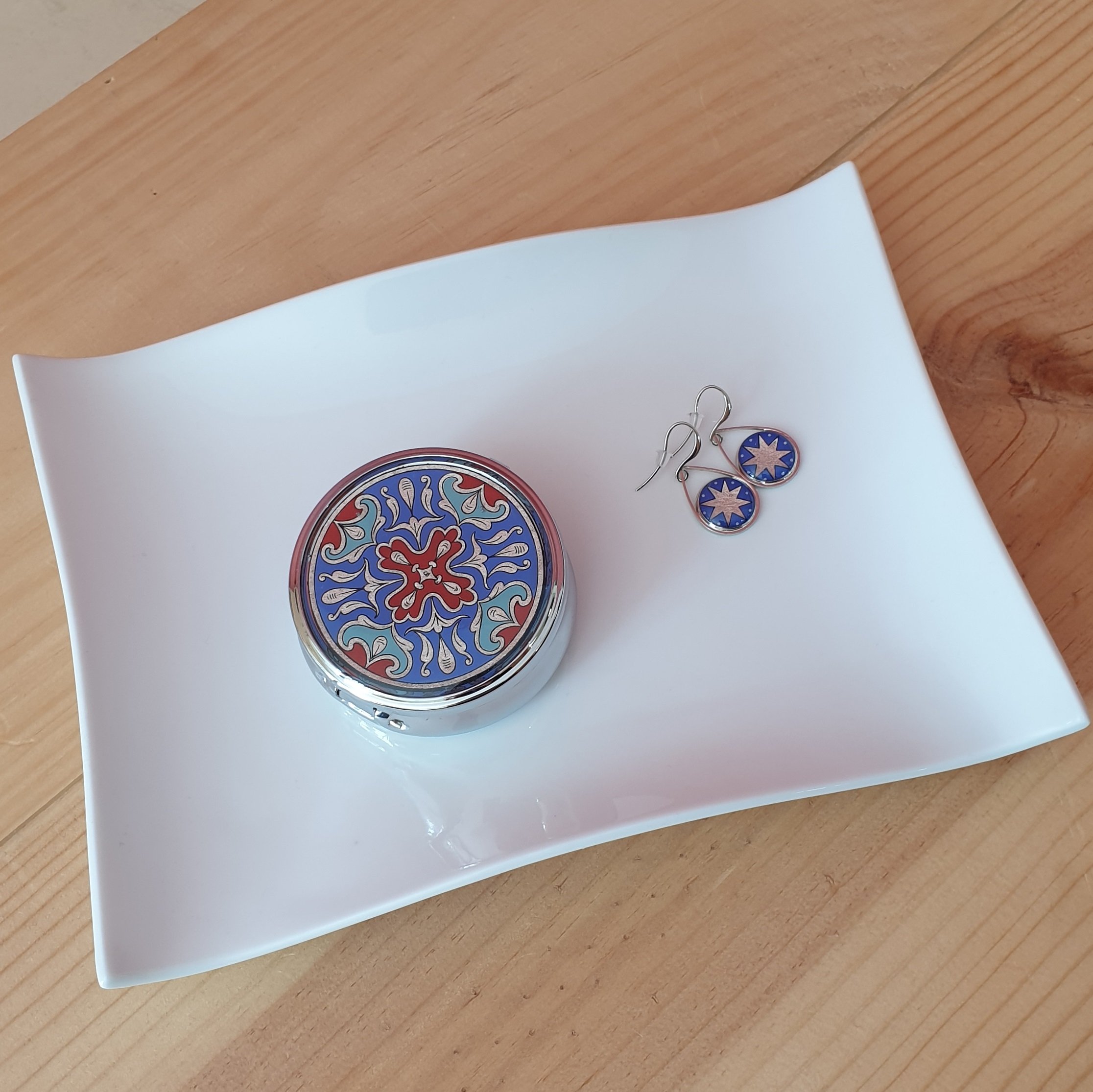 Bo&icirc;te pilulier enluminure arabesques argent