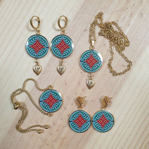 Bracelet r&eacute;glable enluminure motif v&eacute;g&eacute;tal m&eacute;di&eacute;val