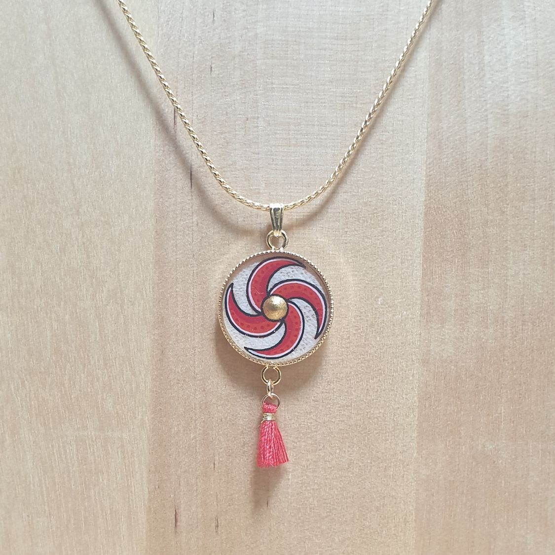 Collier pendentif enluminure spirale rouge et or