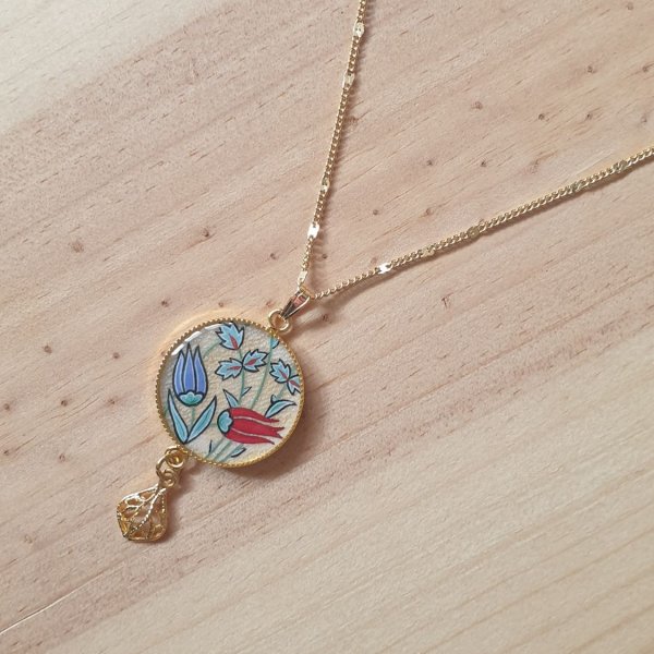 Necklace pendant illuminated oriental flowers around the neck or necklace