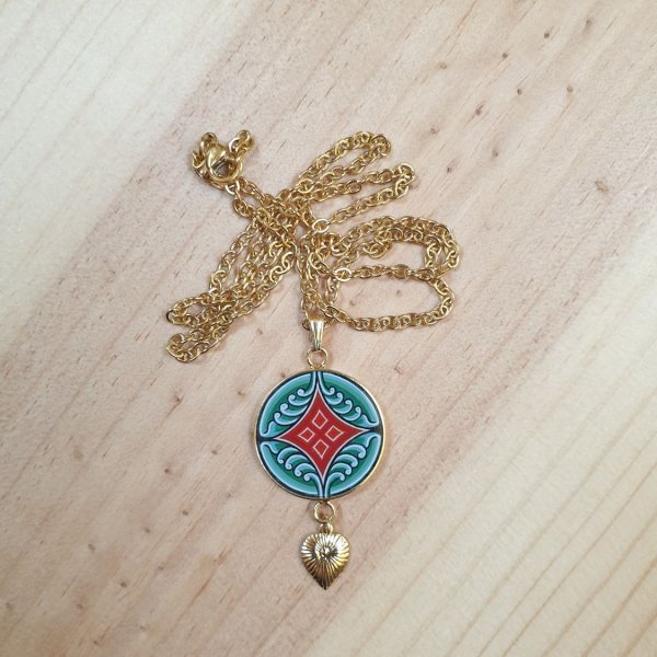 Collier pendentif motif v&eacute;g&eacute;tal m&eacute;di&eacute;val