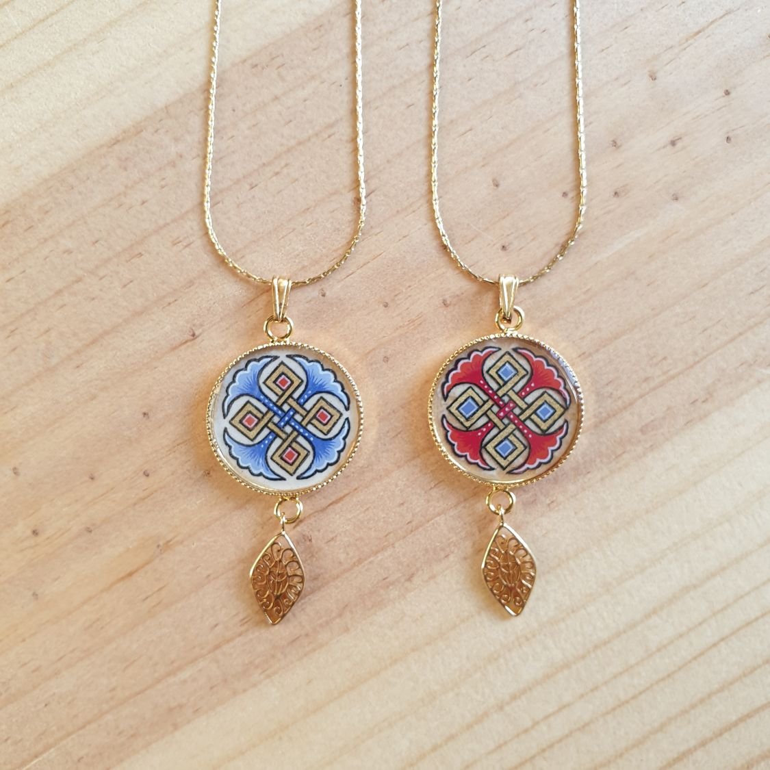 Necklace pendant illuminated blue palmettes interlaced gold and red on gold chain