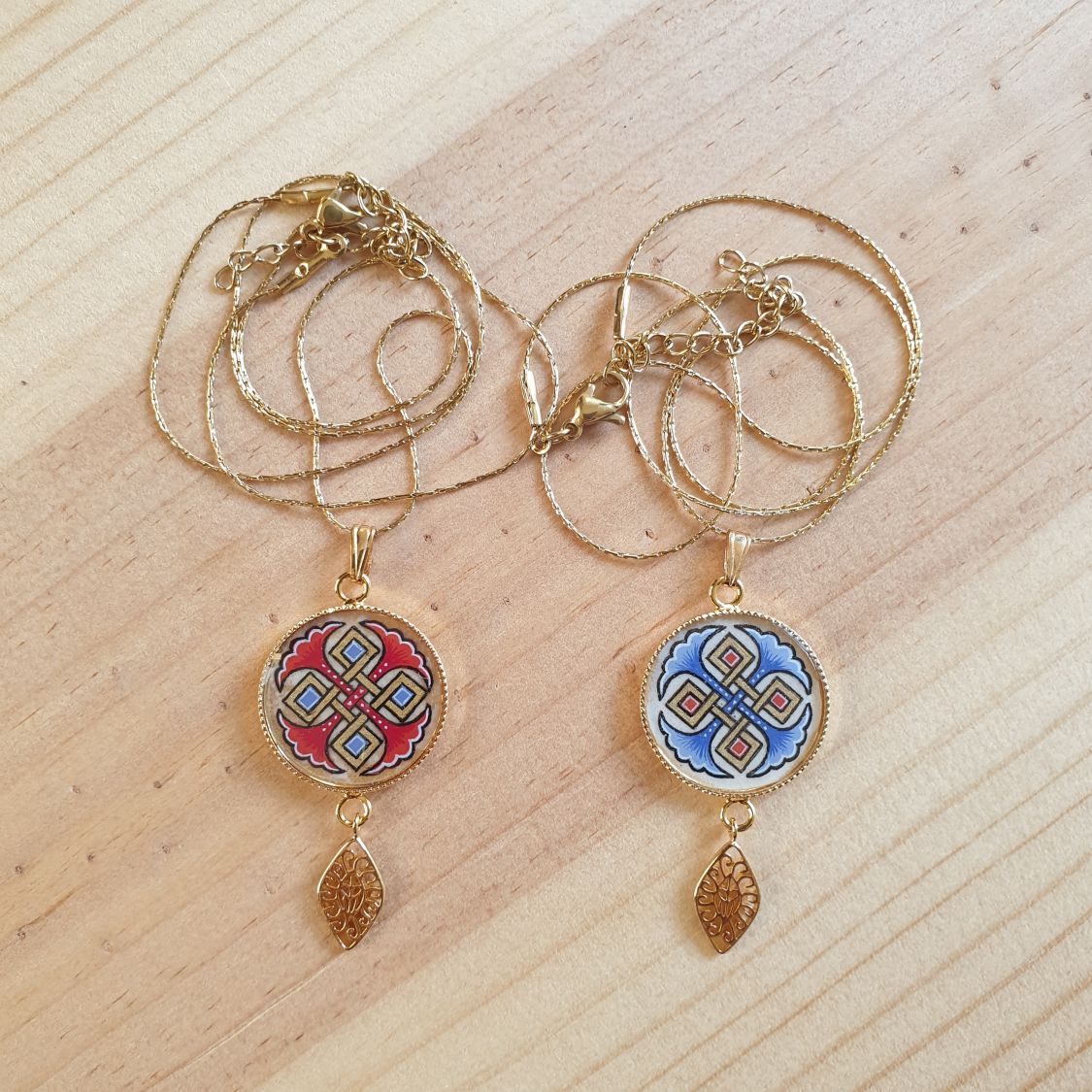 Necklace pendant illuminated blue palmettes interlaced gold and red on gold chain