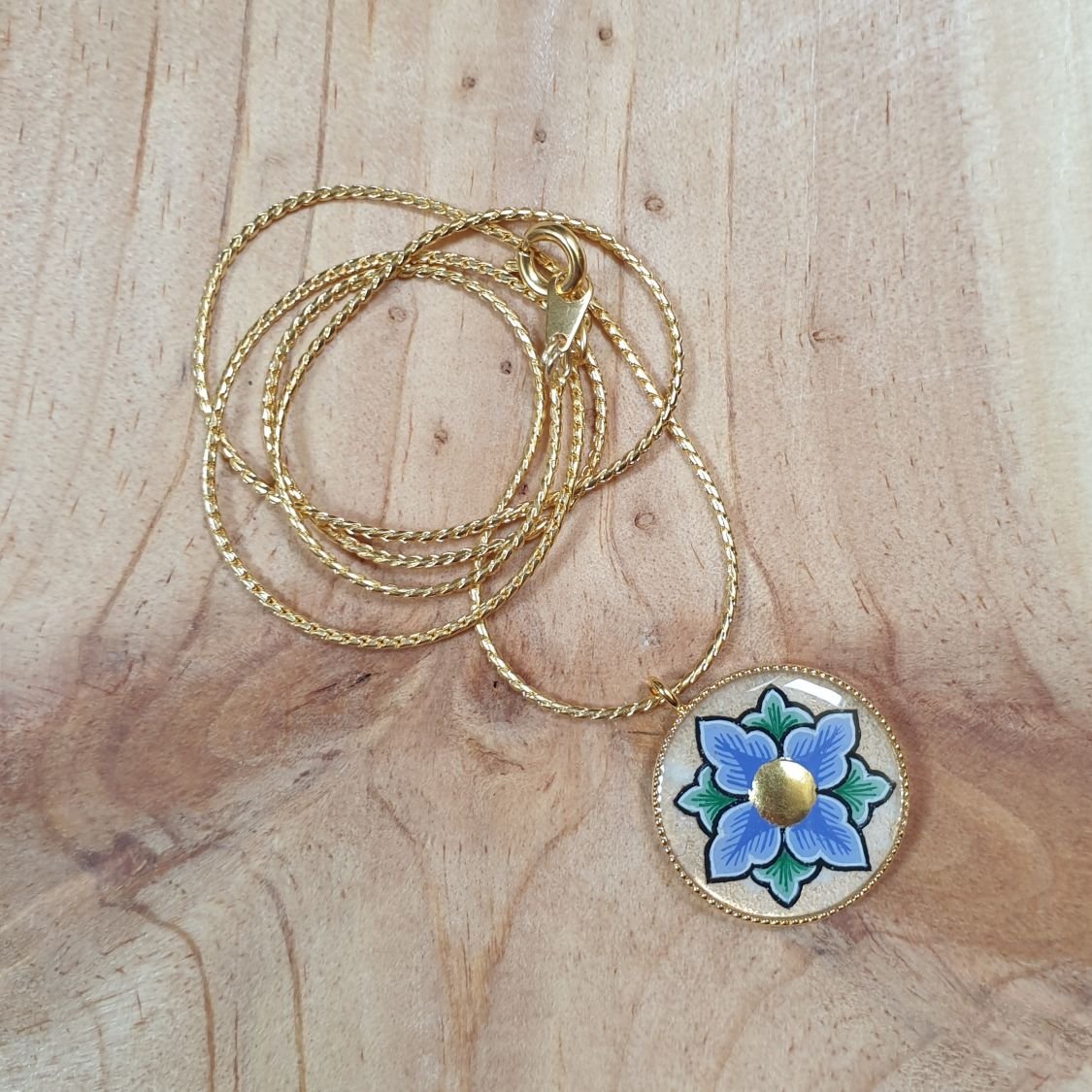 Necklace with pink or blue flowers on gold chain