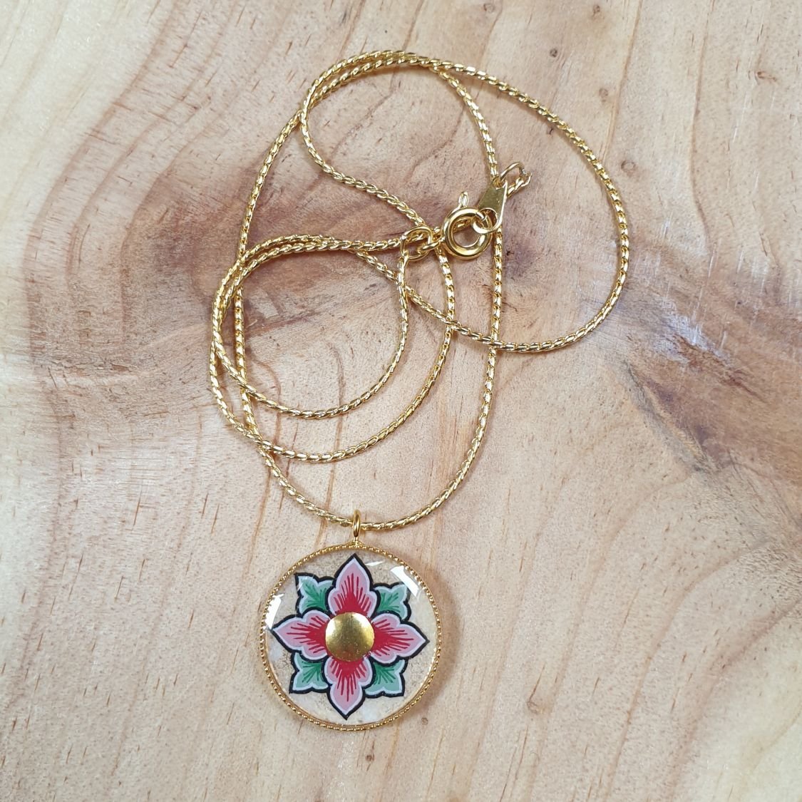 Necklace with pink or blue flowers on gold chain