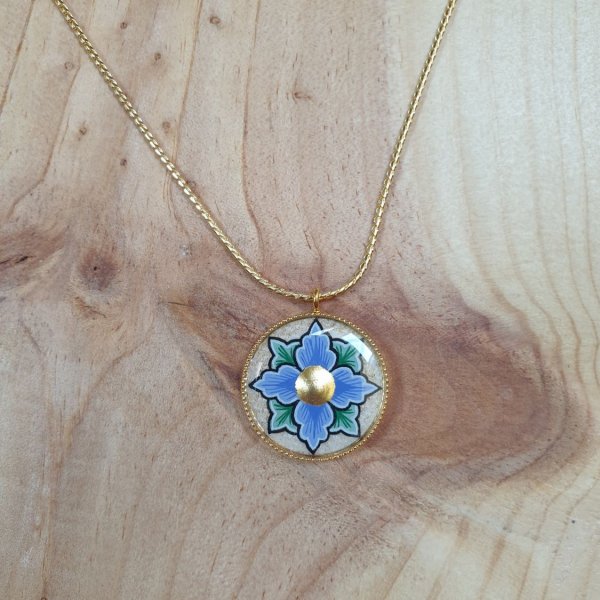 Necklace with pink or blue flowers on gold chain