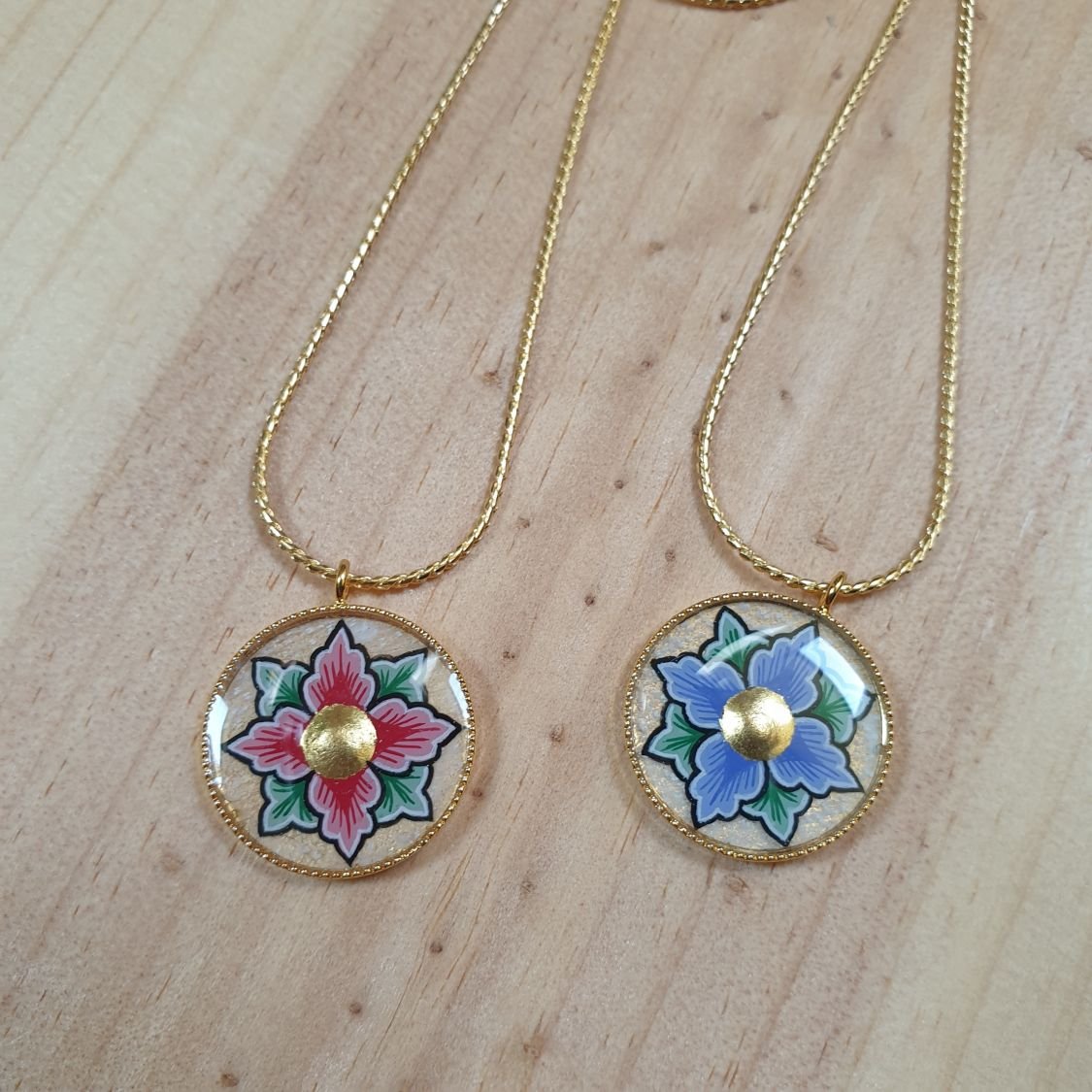 Necklace with pink or blue flowers on gold chain