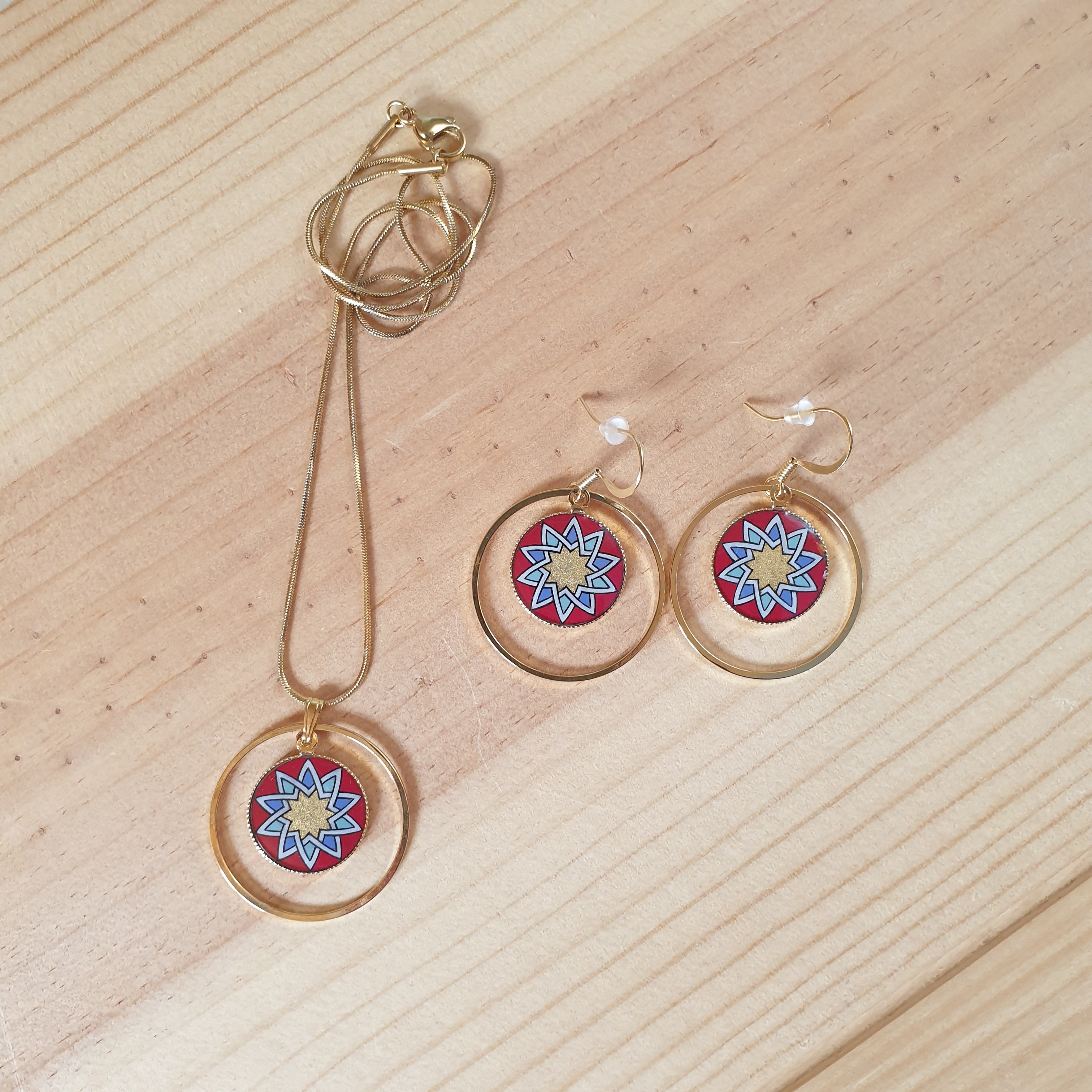 Gold/red/blue/green rosette pendant necklace on gold chain