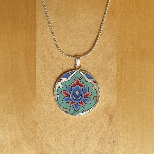 Necklace with flower and arabesque design on a silver/silver/blue/pink chain