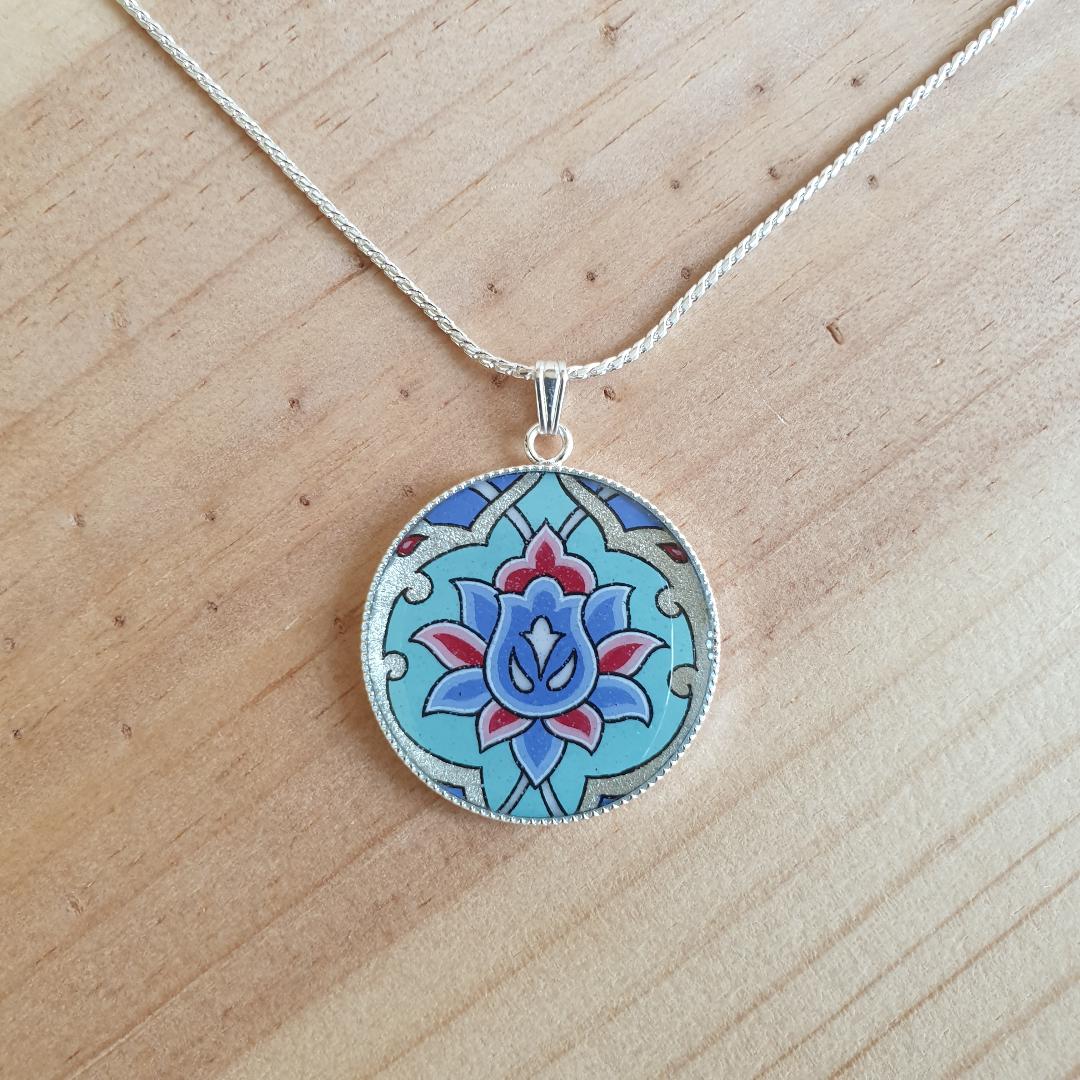 Necklace with flower and arabesque design on a silver/silver/blue/pink chain