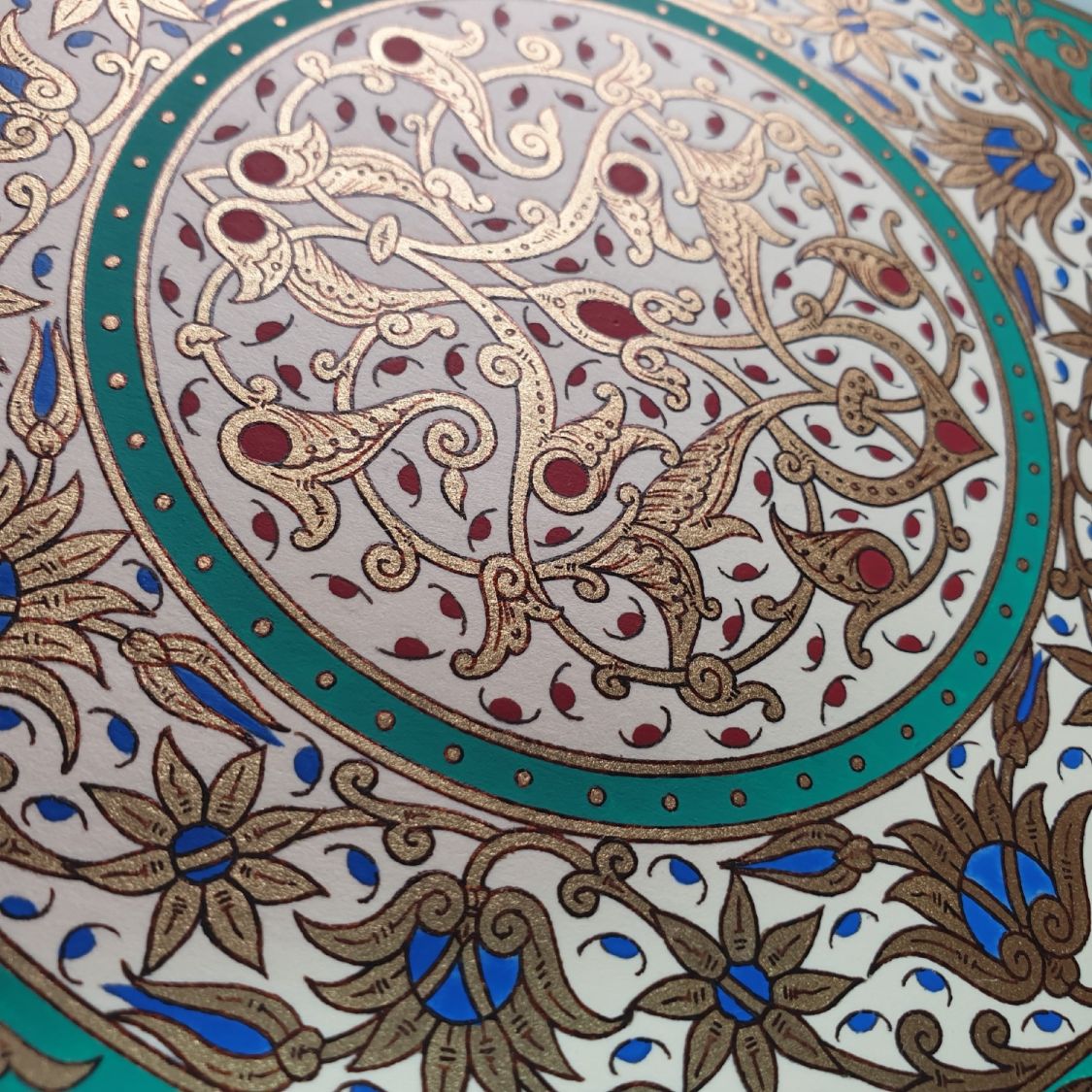 Gold/green/blue/red arabesque illumination