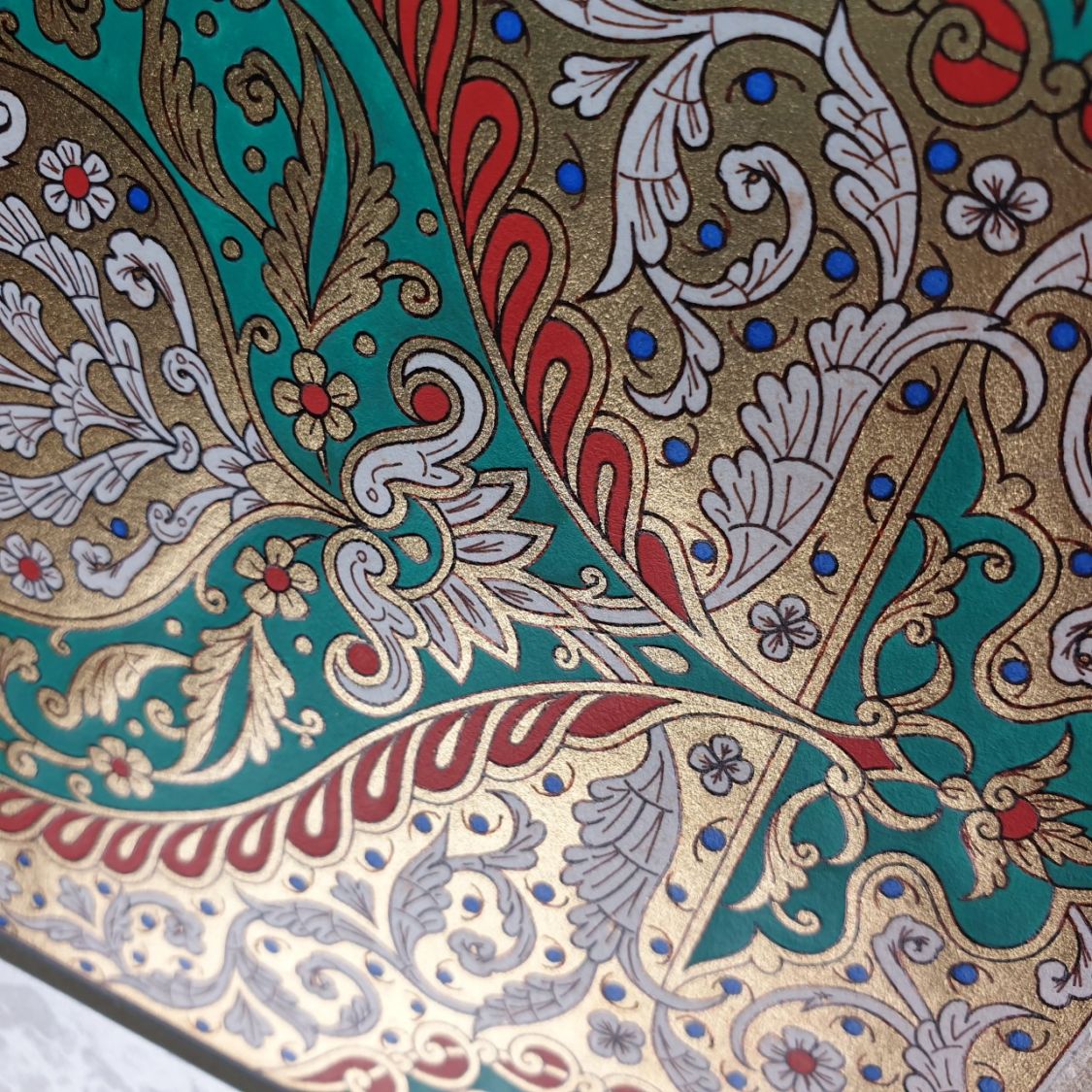 Gold/green/red/blue arabesque illumination