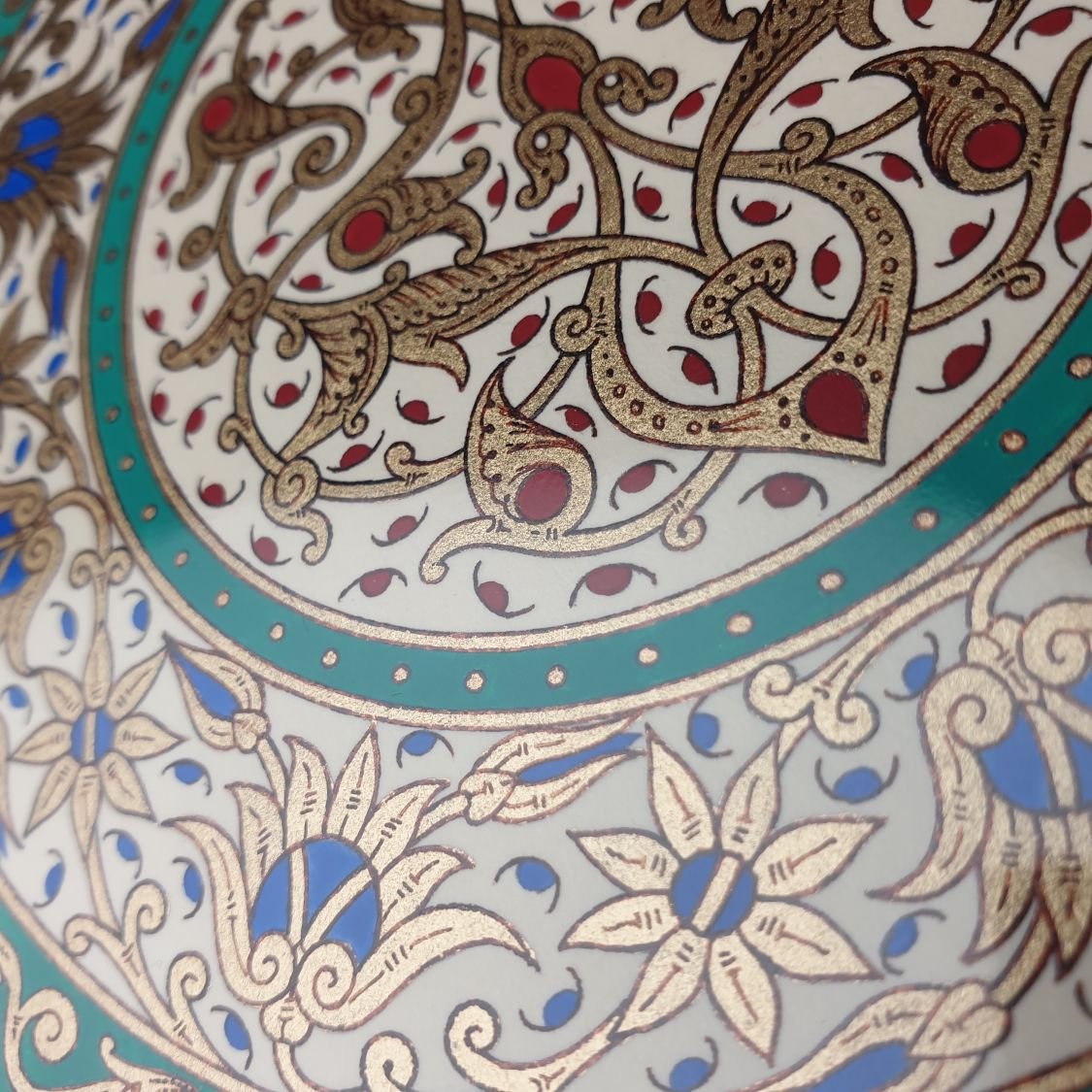 Gold/green/blue/red arabesque illumination