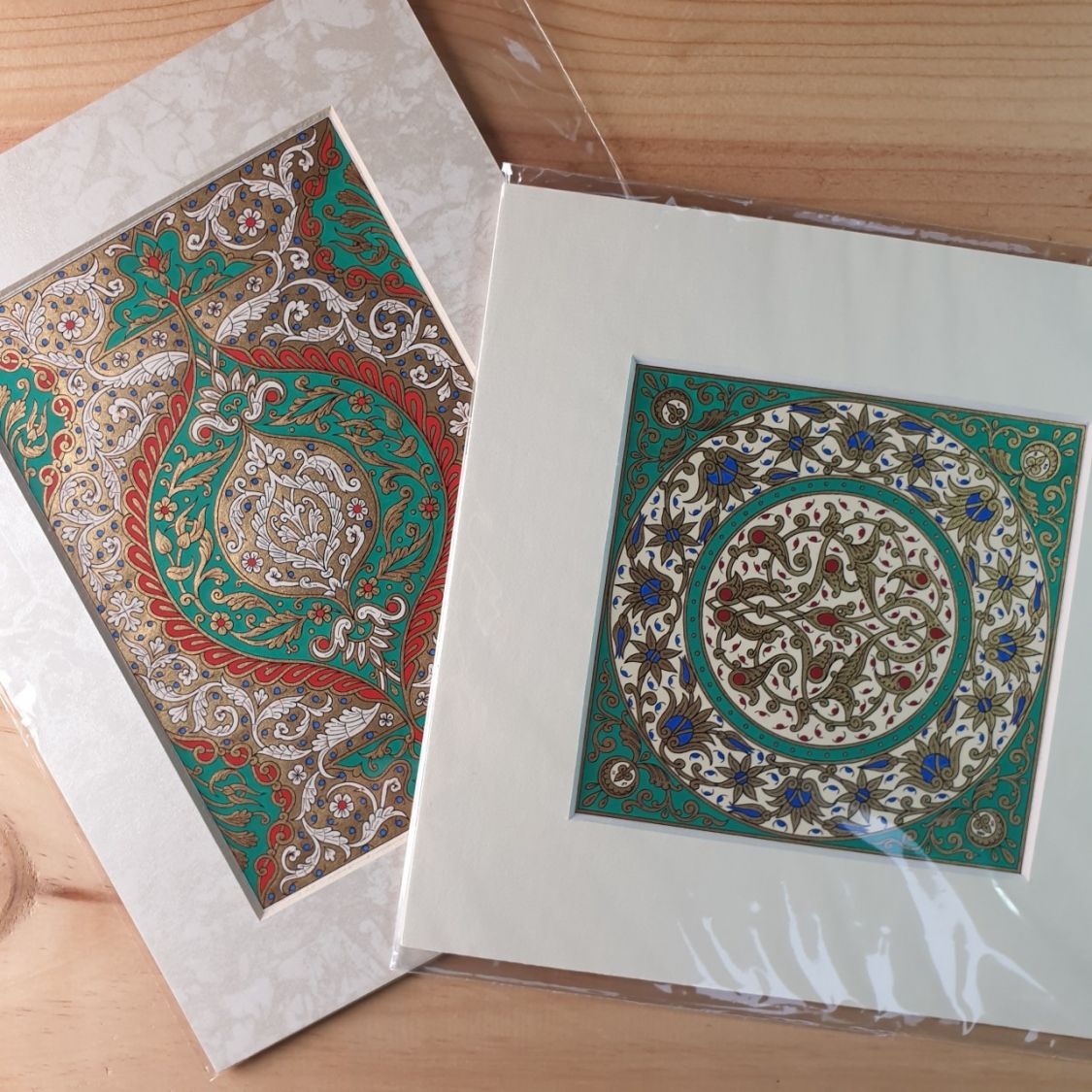 Gold/green/blue/red arabesque illumination