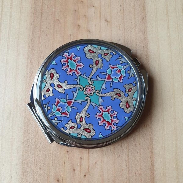 Bag mirror illuminated with flowers and arabesques