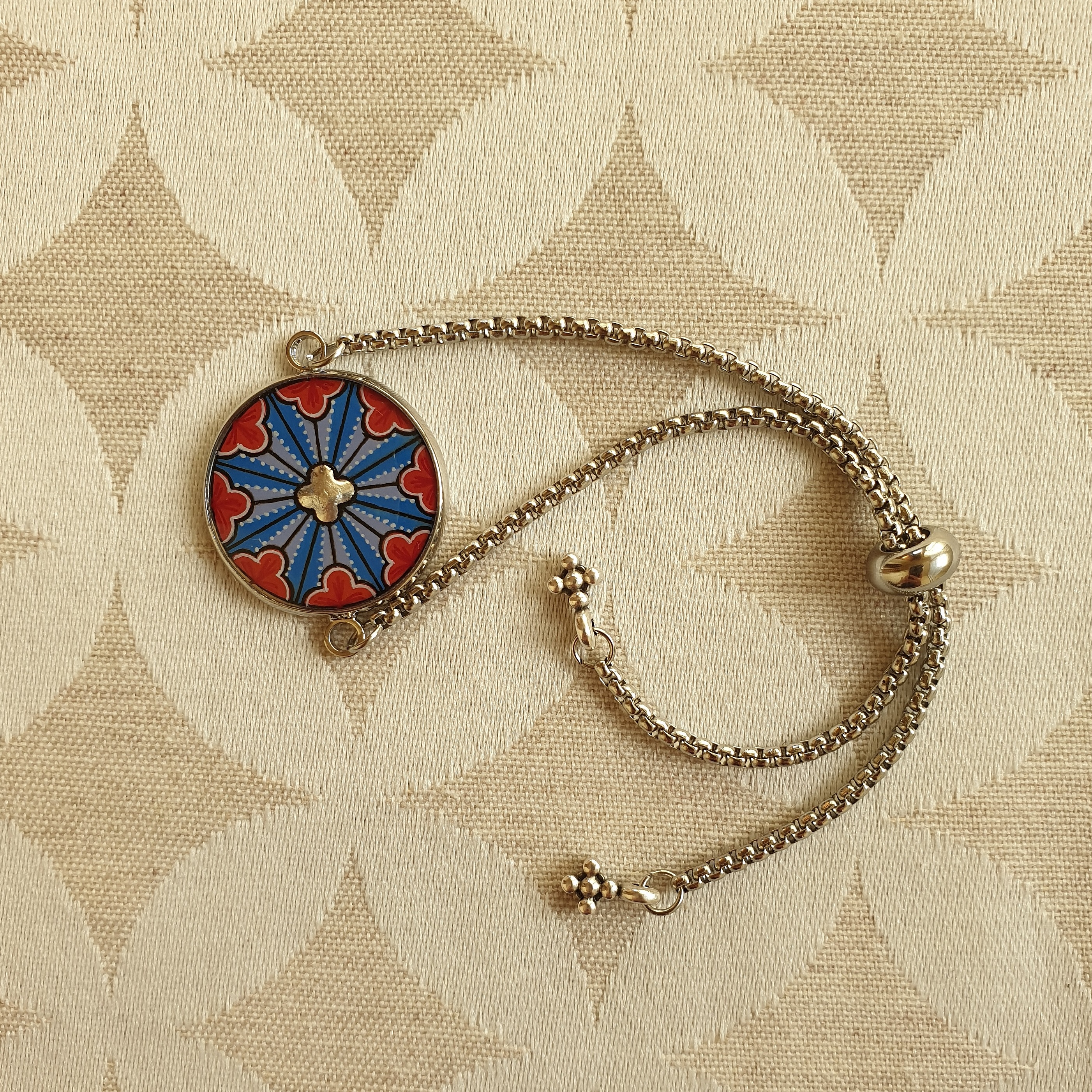 Bracelet réglable en acier avec motif rosace gothique enluminé.