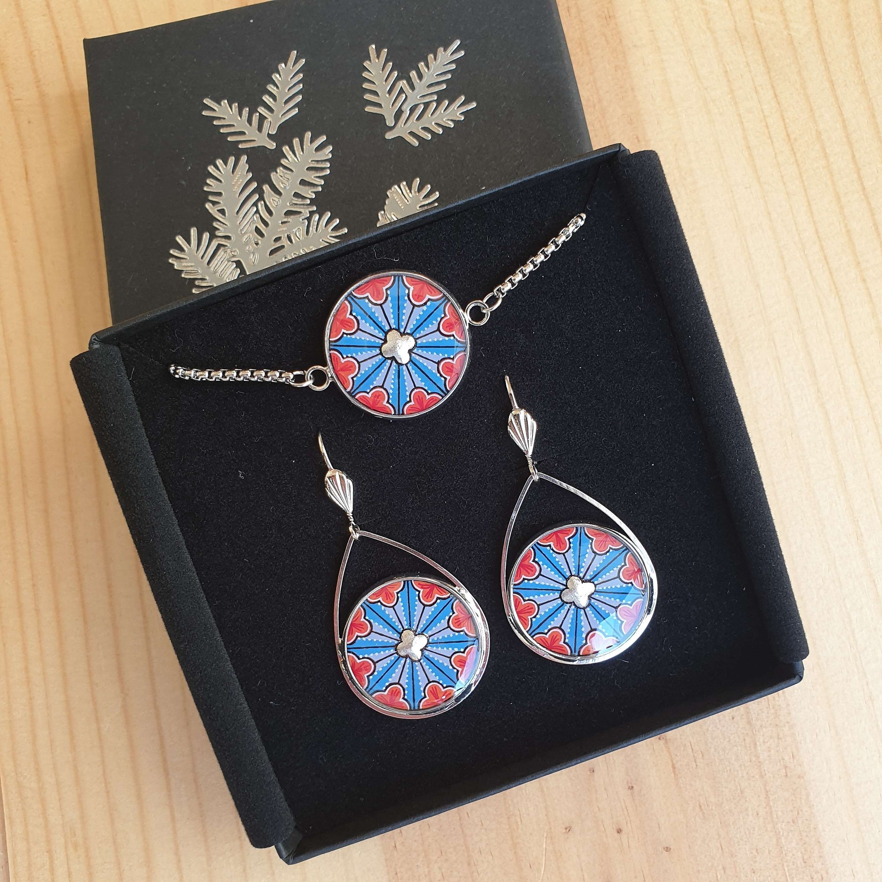 Parure gothique : bracelet et boucles d'oreilles rosace argentée.