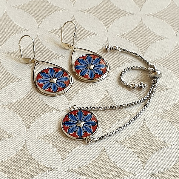 Parure gothique : boucles d'oreilles et bracelet rosace argentée.